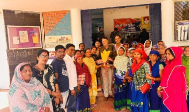 नशे के खिलाफ सख्त कार्रवाई से प्रभावित स्वच्छता दीदीयों ने किया चिरमिरी थाना प्रभारी विजय सिंह का सम्मान,