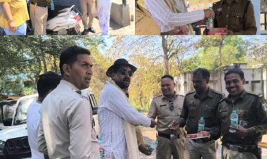 कॉग्रेस के चिरमिरी ब्लाक अध्यक्ष शिवांश जैन ने होली के पावन अवसर पर पुलिस जवानों को किया स्वंल्पाहार का वितरण...