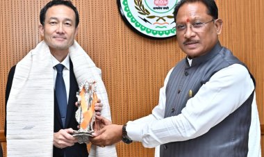 मुख्यमंत्री विष्णु देव साय से जापान दूतावास के राजनीतिक मामलों के मंत्री श्री आबे नोरिआकि ने की सौजन्य मुलाकात