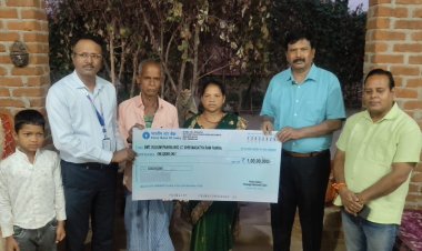 दिवंगत-आरक्षक के परिवार को मिली 1 करोड़ की सहायता राशि, ड्यूटी जाने के दौरान हुआ था निधन, पुलिस सैलरी पैकेज के तहत मिली राशि।...