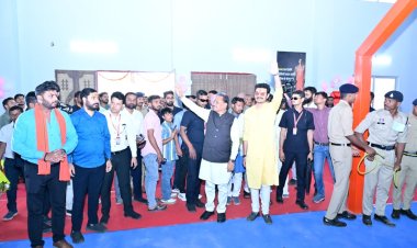 मुख्यमंत्री ने जशपुर में मल्टीपरपज इंडोर बास्केटबॉल स्टेडियम का किया शुभारंभ ,3 करोड़ 52 लाख की लागत से तैयार किया गया स्टेडियम ,खिलाड़ी बास्केटबॉल शतरंज कैरम और टेबल टेनिस खेल का करेंगे अभ्यास ,मुख्यमंत्री ने खिलाड़ियों के साथ खेल का लिया आनंद 