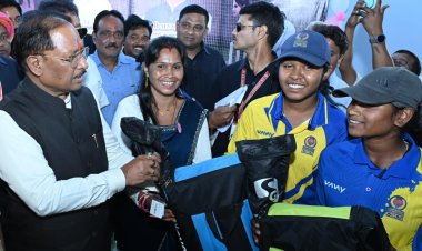 मुख्यमंत्री विष्णु देव साय ने इचकेला की बालिका क्रिकेट खिलाड़ियों को किया सम्मानित: क्रिकेट किट प्रदान कर बढ़ाया उत्साह  