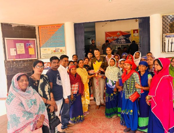 नशे के खिलाफ सख्त कार्रवाई से प्रभावित स्वच्छता दीदीयों ने किया चिरमिरी थाना प्रभारी विजय सिंह का सम्मान,