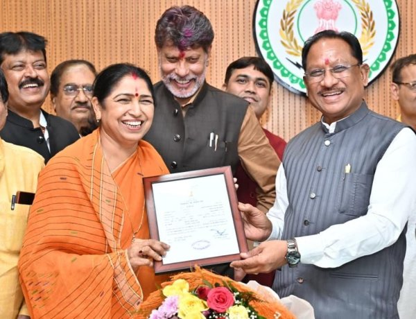 मुख्यमंत्री विष्णु देव साय से नवनिर्वाचित राज्यसभा सदस्य श्रीमती लक्ष्मी वर्मा ने की सौजन्य मुलाकात