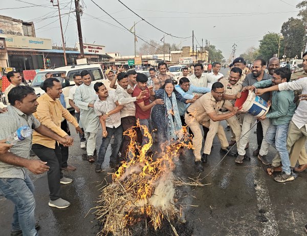 घरेलू एलपीजी गैस एवं कमर्शियल गैस के दामों में वृद्धि को लेकर जिला कांग्रेस ने प्रधानमंत्री नरेंद्र मोदी का पुतला दहन किया..