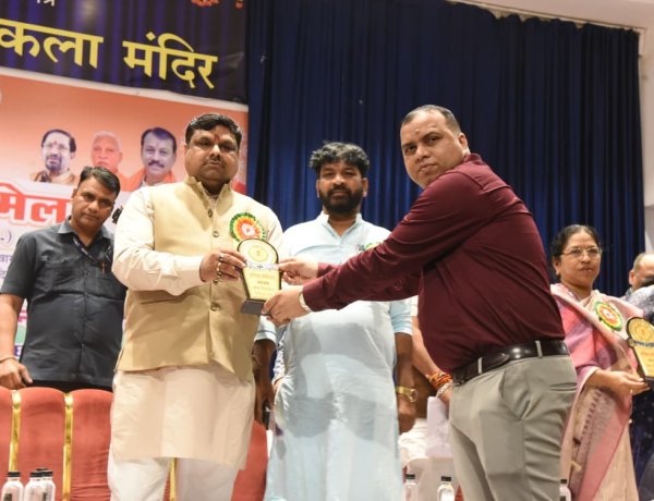 श्रमिक सम्मेलन का हुआ आयोजन, विभिन्न योजनाओं के माध्यम से श्रमिक परिवारों को मिल रही आर्थिक सहायता -स्कूल शिक्षा मंत्री यादव