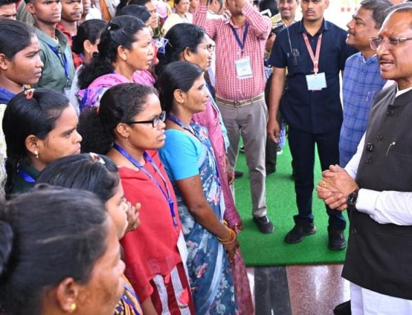 मुख्यधारा की ओर लौटता विश्वास : 140 आत्मसमर्पित नक्सलियों ने मुख्यमंत्री से की मुलाकात