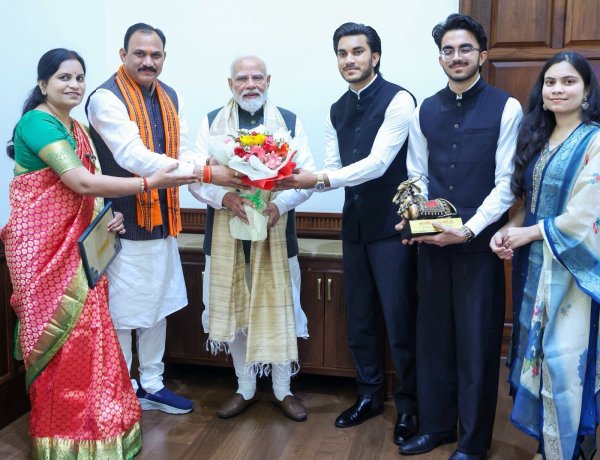 डॉक्टर बिटिया की शादी का न्यौता देने सपरिवार पीएम मोदी के पास पहुंचे स्वास्थ्य मंत्री श्यामबिहारी जायसवाल, प्रधानमंत्री ने दिया स्नेहिल आशीर्वाद,,,