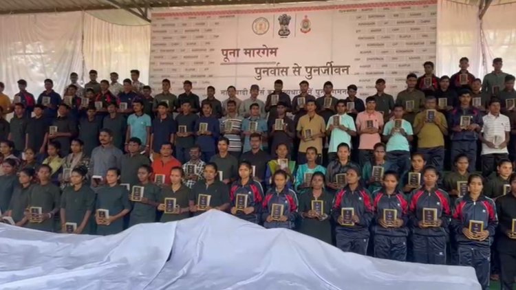 बस्तर में 108 नक्सलियों का सरेंडर, 3.60 करोड़ कैश और 1 किलो सोना भी बरामद