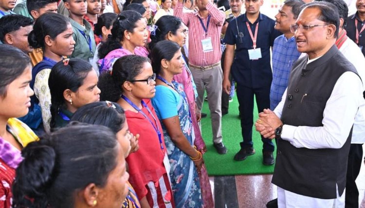मुख्यधारा की ओर लौटता विश्वास : 140 आत्मसमर्पित नक्सलियों ने मुख्यमंत्री से की मुलाकात