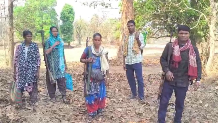 कांकेर में 33 लाख के 6 नक्सलियों ने किया आत्मसमर्पण, SLR समेत 3 हथियार सौंपे