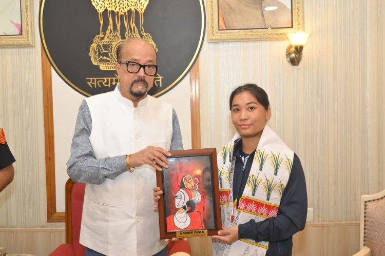 असम के तैराकों ने राज्यपाल डेका से की सौजन्य भेंट