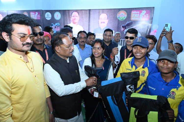 मुख्यमंत्री ने इचकेला के बालिका क्रिकेट खिलाड़ियों को दिए क्रिकेट किट,बालिकाओं ने राष्ट्रीय स्तर पर जिले को किया गौरवान्वित 