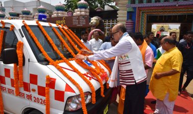 राज्यपाल डेका ने जगन्नाथ मंदिर ट्रस्ट को सौंपी एम्बुलेंस की चाबी