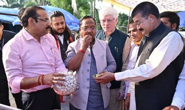 छत्तीसगढ़ बनेगा मखाना हब : कृषि मंत्री रामविचार नेताम ने लिंगाडीह में मखाना सेंटर का किया अवलोकन    