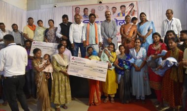 विकास की नींव रखने वाले हाथों का सम्मान