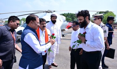 हेलीपैड पर जनजाति सदस्यों ने आदिवासी नृत्य प्रस्तुत कर मुख्यमंत्री सहित अतिथियों का किया स्वागत