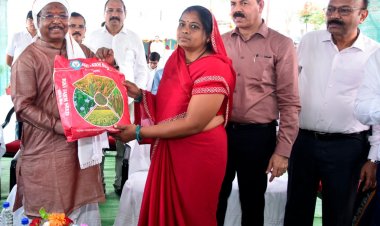 कृषि मंत्री नेताम ने मिट्टी एवं बीजों की पूजा की और ट्रैक्टर चलाकर बीजों की बुआई की  