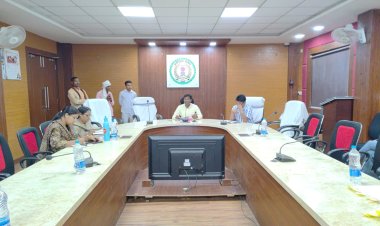 कलेक्टर की अध्यक्षता में राजस्व अधिकारियों की समीक्षा बैठक संपन्न..,