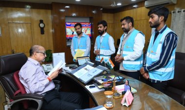 रायपुर : राज्यपाल  डेका से फिल परमार्थ आश्रम के संस्थापक ने की भेंट