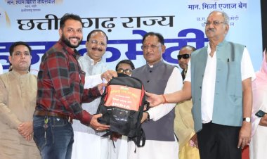 रायपुर : मुख्यमंत्री  विष्णु देव साय ने हज यात्रियों को वितरित किया फर्स्ट एड किट: सफल हज यात्रा के लिए शुभकामना देकर यात्रियों का किया स्वागत  