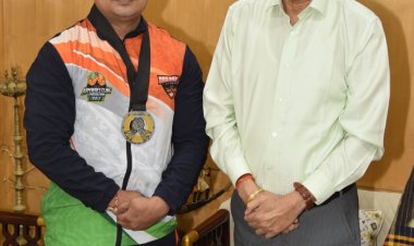 राज्यपाल डेका ने स्वर्ण पदक विजेता आर्मरेसलर श्रीमंत झा को दी बधाई  