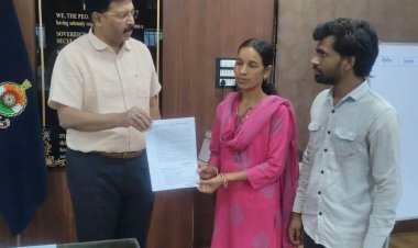 दिवंगत प्रधान आरक्षक की पत्नी को डीआईजी/एसएसपी सूरजपुर ने दी महिला आरक्षक के पद अनुकम्पा नियुक्ति।,