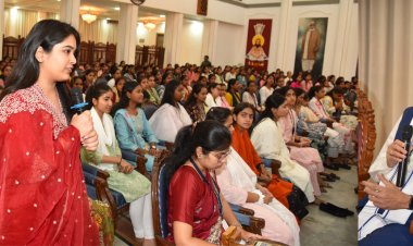 रायपुर : राज्यपाल डेका ने महाविद्यालय की छात्राओं से हुए रूबरू