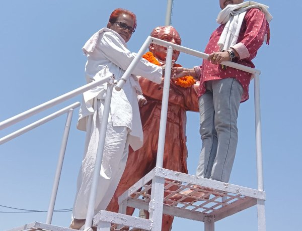 दादू लाहिड़ी की जयंती पर डोमनहिल चिरमिरी मे स्थापित प्रतिमा पर युवा नेता सोमनाथ दत्ता ने किया माल्यार्पण,