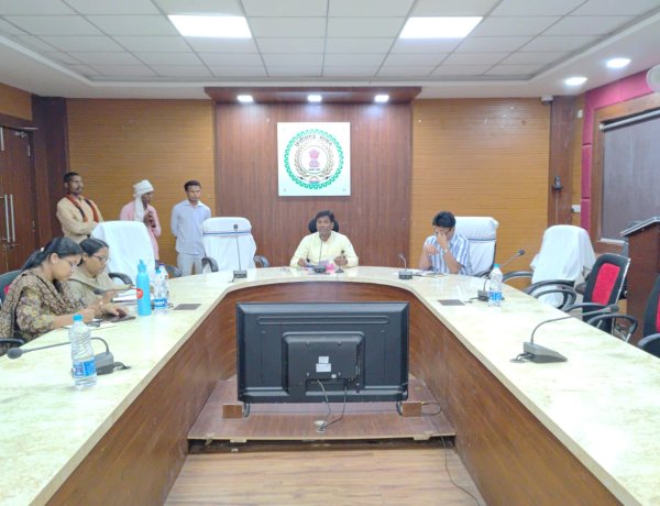 कलेक्टर की अध्यक्षता में राजस्व अधिकारियों की समीक्षा बैठक संपन्न..,