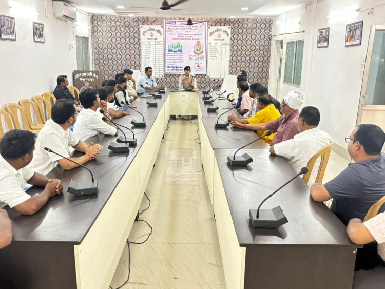 रक्षित केंद्र बैकुंठपुर में संपन्न हुई सराफा व्यापारियों और पुलिस की बैठक, ज्वेलरी व्यापारियों की सुरक्षा व्यवस्था को सुदृढ़ बनाने पर हुई चर्चा,,,