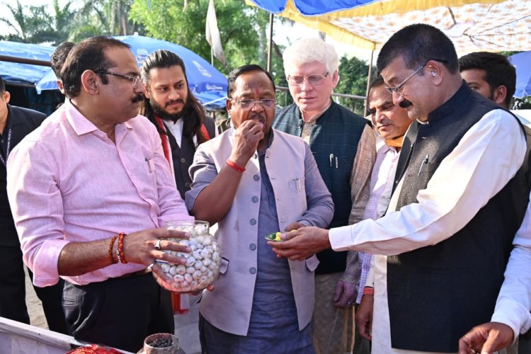 छत्तीसगढ़ बनेगा मखाना हब : कृषि मंत्री रामविचार नेताम ने लिंगाडीह में मखाना सेंटर का किया अवलोकन    