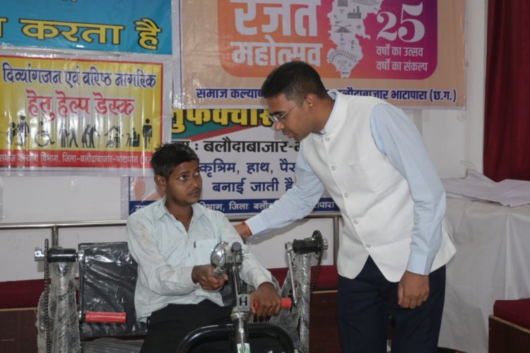 बलौदाबाजार-भाटापारा : दिव्यांग श्यामसुंदर के जीवन में आई नई राह,कलेक्टर ने दिया ट्राइसाइकिल