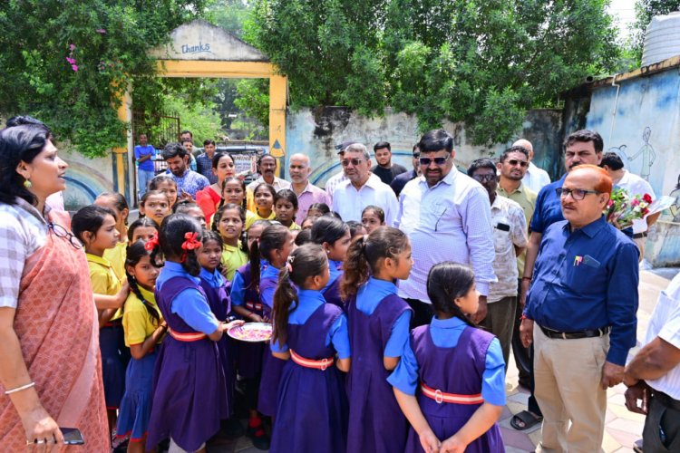 शिक्षा मंत्री गजेन्द्र यादव ने दुर्ग के प्राथमिक विद्यालय का किया निरीक्षण