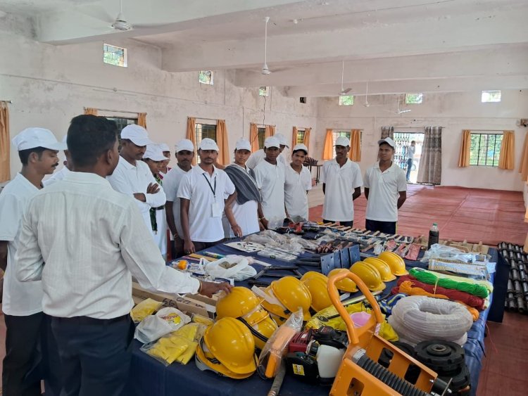 विशेष लेख : कभी बंदूक अब रोज़गार : आत्मसमर्पित माओवादियों का आजीविकामूलक गतिविधियों से सुधर रहा भविष्य