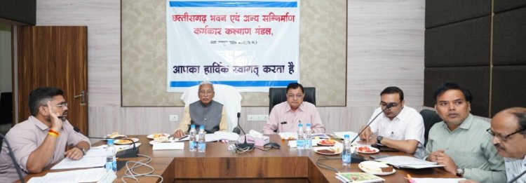 श्रमिकों के हितों की रक्षा एवं उनके समग्र विकास के लिए योजनाओं के क्रियान्वयन में पारदर्शिता एवं जवाबदेही सुनिश्चित हो : श्रम मंत्री लखन लाल देवांगन  