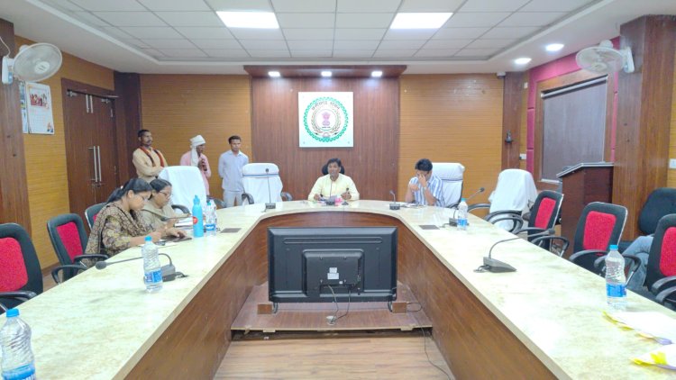 कलेक्टर की अध्यक्षता में राजस्व अधिकारियों की समीक्षा बैठक संपन्न..,