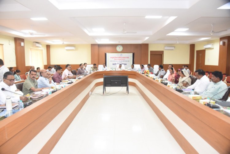 रायपुर : कैबिनेट मंत्री  राजेश अग्रवाल की मौजूदगी में डीएमएफ शासी परिषद की बैठक