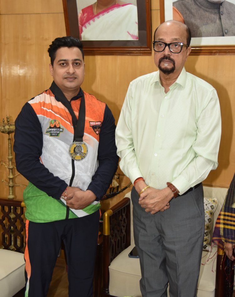 राज्यपाल डेका ने स्वर्ण पदक विजेता आर्मरेसलर श्रीमंत झा को दी बधाई  