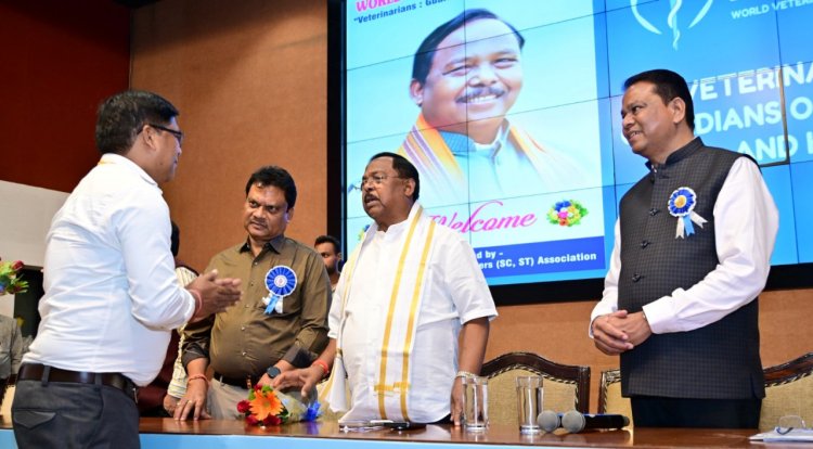 रायपुर : पशु चिकित्सा एवं पशुपालन विज्ञान में डॉ. भीष्मदेव साहू को “डॉ सी एम सिंह नेशनल एक्सीलेंस अवार्ड 