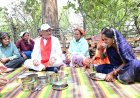 निर्माणाधीन पंचायत भवन के निरीक्षण के दौरान मुख्यमंत्री को श्रमिकों ने दिया भोजन का न्यौता: साथ बैठकर खाया बोरे बासी और आमा चटनी,