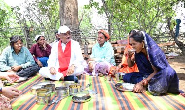 निर्माणाधीन पंचायत भवन के निरीक्षण के दौरान मुख्यमंत्री को श्रमिकों ने दिया भोजन का न्यौता: साथ बैठकर खाया बोरे बासी और आमा चटनी,