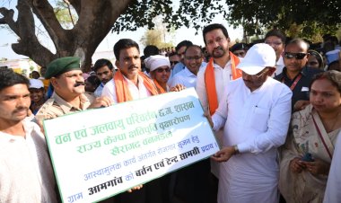 रायपुर : सुशासन तिहार: मुख्यमंत्री विष्णु देव साय ने समाज प्रमुख को सौंपा टेंट एवं बर्तन सामग्री, ग्राम आमगांव में बढ़ेगा रोजगार