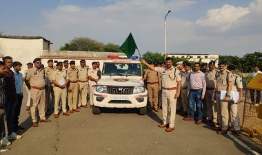 डॉयल 112 सेवा का ट्रायल सूरजपुर जिले में हुआ प्रारंभ, डीआईजी/एसएसपी सूरजपुर ने हरी झण्डी दिखाकर डॉयल 112 वाहन को किया रवाना।,