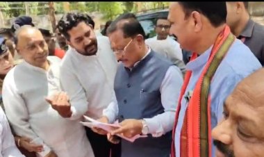 ब्लाक कांग्रेस कमेटी ने चिरमिरी के विकास एवं जनहित की मांगों को लेकर मुख्यमंत्री विष्णुदेव साय को चिरमिरी प्रवास के दौरान सौंपा ज्ञापन,,,
