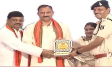 नशा मुक्ति अभियान एवं संगीन अपराधों में उत्कृष्ट कार्यवाही पर स्वास्थ्य मंत्री के हाथों बंसल न्यूज़ ने थाना प्रभारी चिरमिरी विजय सिंह को किया सम्मानित,