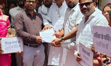 रीवा में जैन साध्वी की संदिग्ध सड़क दुर्घटना में हुई मृत्यु के विरोध में चिरमिरी में जैन समाज ने मौन जुलूस निकालकर एसडीएम को सौंपा ज्ञापन,,,