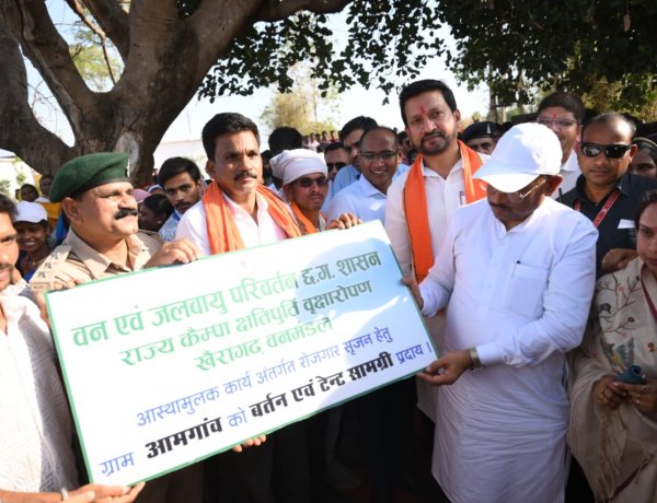 रायपुर : सुशासन तिहार: मुख्यमंत्री विष्णु देव साय ने समाज प्रमुख को सौंपा टेंट एवं बर्तन सामग्री, ग्राम आमगांव में बढ़ेगा रोजगार