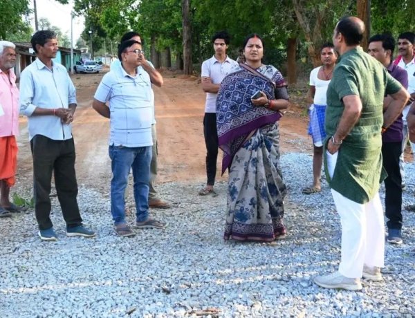 रायपुर : समयसीमा और गुणवत्ता पर फोकस: मंत्री लक्ष्मी राजवाड़े ने सड़क निर्माण कार्य का किया निरीक्षण