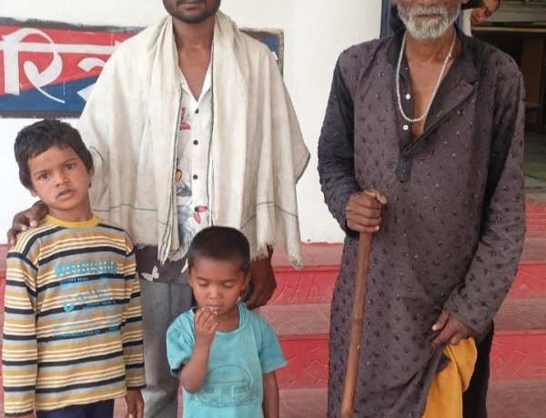 चिरमिरी पुलिस की सराहनीय पहल : रेलवे स्टेशन पर भटक रहे दो मासूम बच्चों को सुरक्षित मिलाया परिजनों से,,,